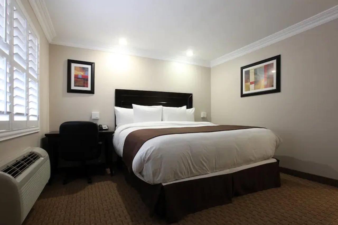 Raincross Hotel Ривърсайд Екстериор снимка